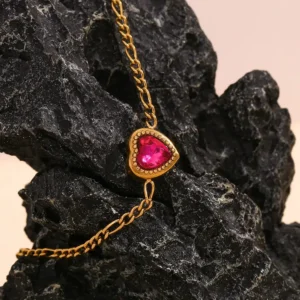 Pulsera Figaro Chapada en Oro con Colgante de Corazón y Circón Rojo - Charlottes House