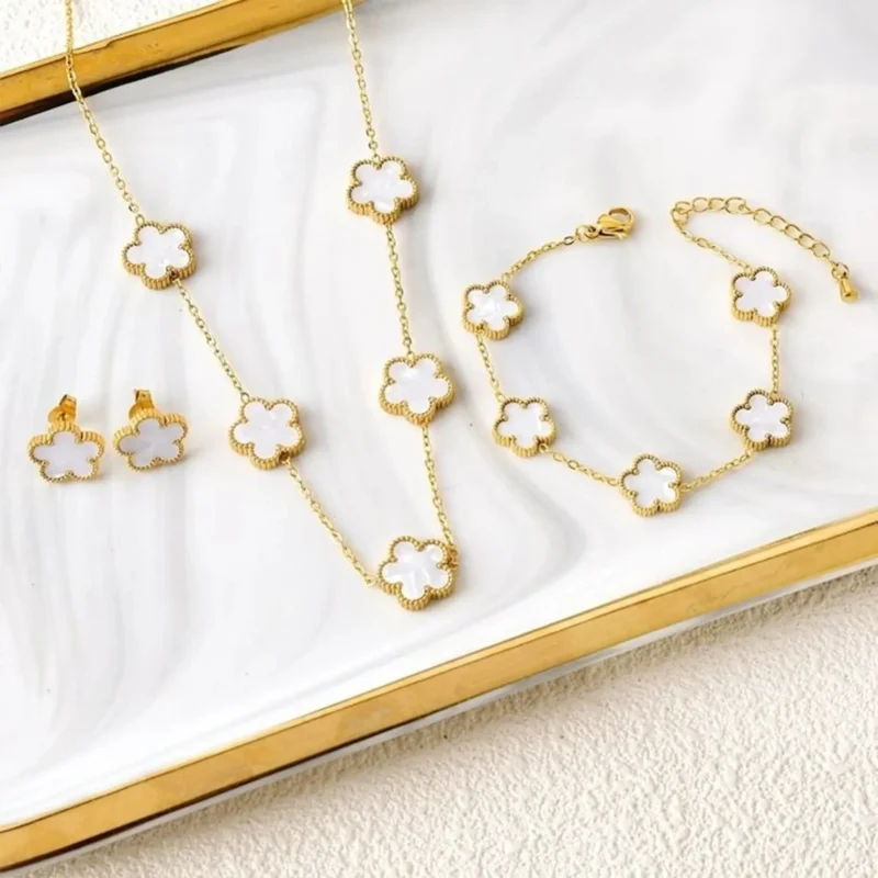 Set de Joyería en Acero Inoxidable – Collar, Pulsera y Aretes con Diseño de Flor de Ciruelo - Charlottes House